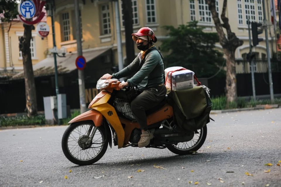 Tài xế kiểm tra xe trước chuyến